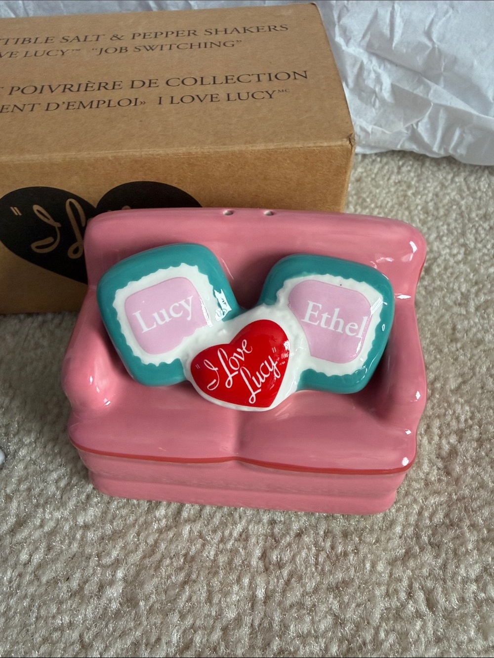 NRFB I Love Lucy Pink Couch & Teal TV Salt and Pepper Shakers - Picture 4 of 7